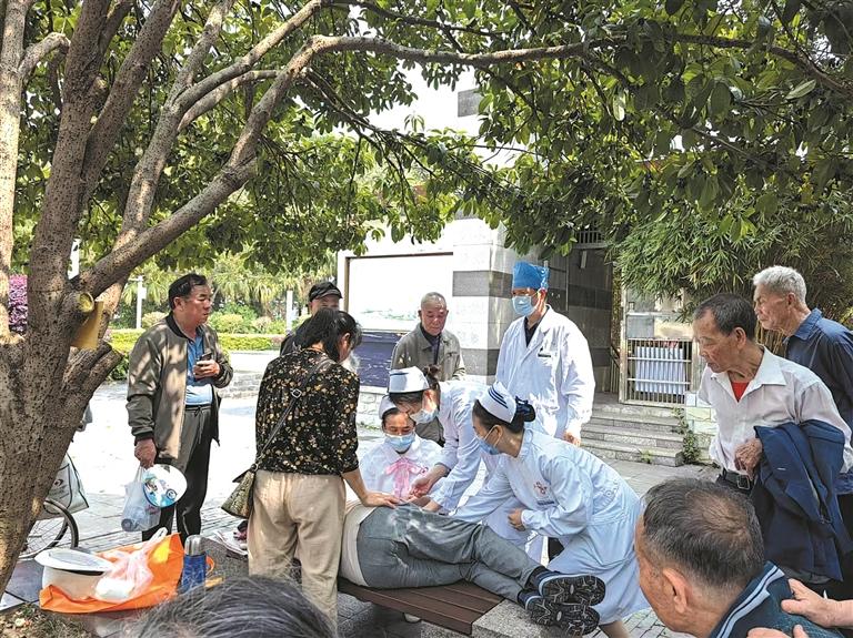 《柳州晚报》刊登：义诊活动现场传来呼救声 医护人员迅速救助晕倒的老人获赞